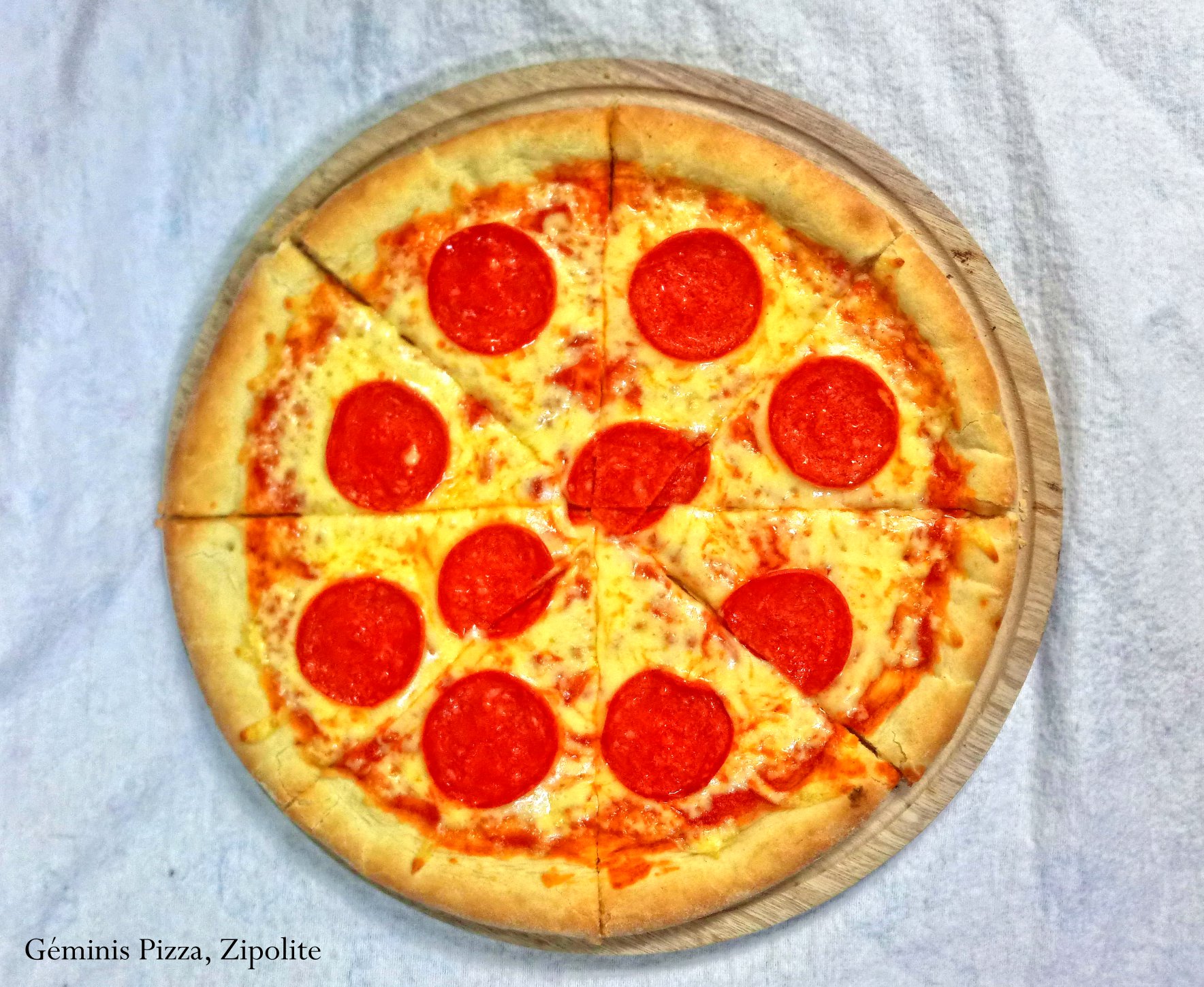 Pizza de peperoni de Géminis vista desde arriba