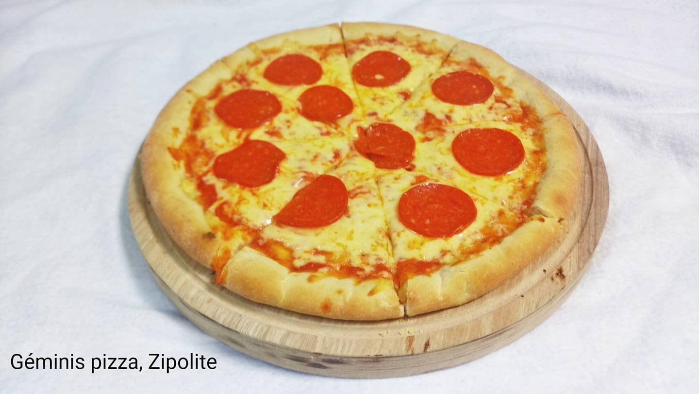 Pizza de peperoni recién salida del horno